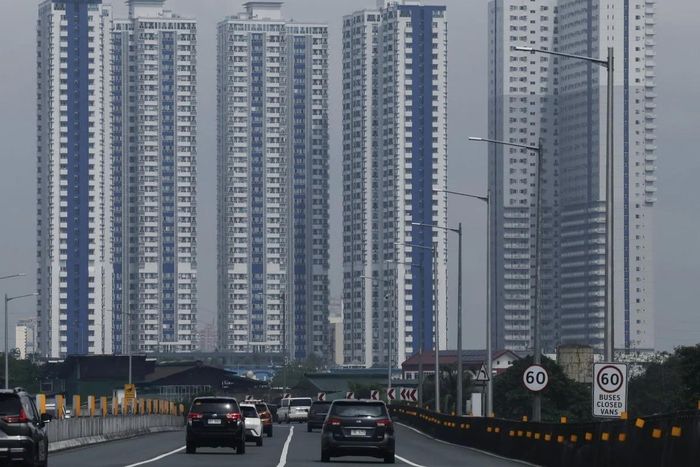 Giá nhà cao gây khó khăn cho người trẻ có cơ hội mua nhà. Ảnh: EPA.