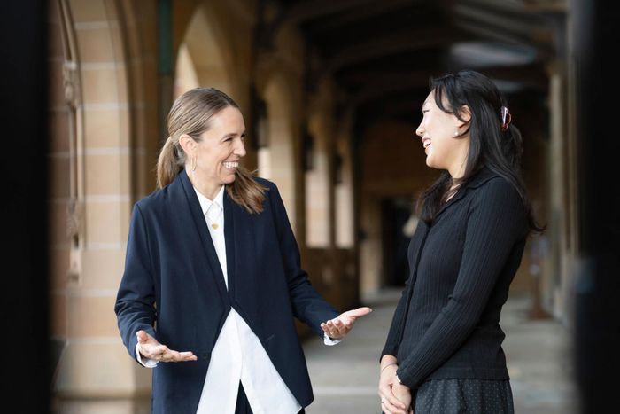 Bà Jacinda Ardern và học viên cao học tại Đại học Sydney. Ảnh: Đại học Sydney/Stefanie Zingsheim.