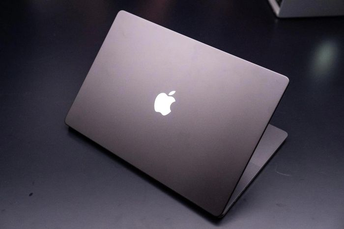  Logo Apple phát sáng trở lại trên nắp MacBook Pro, gợi nhớ thiết kế từng xuất hiện trên các thế hệ MacBook trước đây của hãng. Độ sáng của logo có thể thay đổi theo màn hình và hoặc tắt hoàn toàn. Dù nhỏ, chi tiết này giúp thiết kế mới khác biệt hơn so với những thế hệ MacBook Pro gần đây. Ảnh: TheVerge. 