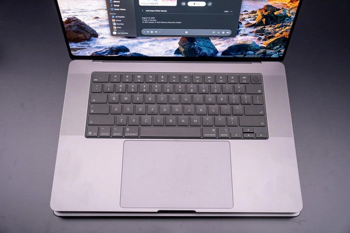  Dù bổ sung cảm ứng, MacBook Pro vẫn duy trì bàn phím vật lý và bàn di chuột làm phương thức điều khiển chính. macOS phóng lớn một số nút và menu khi người dùng chạm vào để tăng diện tích thao tác. Tuy nhiên, những nút nhỏ trong ứng dụng bên thứ ba vẫn có thể khó chọn bằng ngón tay. The Verge cũng ghi nhận màn hình rung khi bị chạm mạnh, cho thấy trải nghiệm cảm ứng trên laptop vẫn có những hạn chế về công thái học. Ảnh: TheVerge. 
