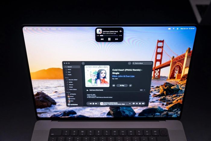  Dynamic Island xuất hiện trên MacBook Pro mới, thay thế phần khuyết màn hình quen thuộc bằng khu vực hiển thị nhỏ gọn hơn. Thành phần này có thể trình bày thông tin về nội dung đang phát và cung cấp các điều khiển nhanh khi người dùng chạm vào. Thanh điều chỉnh âm lượng và độ sáng cũng xuất hiện tại đây. Việc đưa giao diện vốn gắn liền với iPhone lên máy tính Mac là một trong những thay đổi dễ nhận thấy của thiết kế mới. Ảnh: TheVerge. 