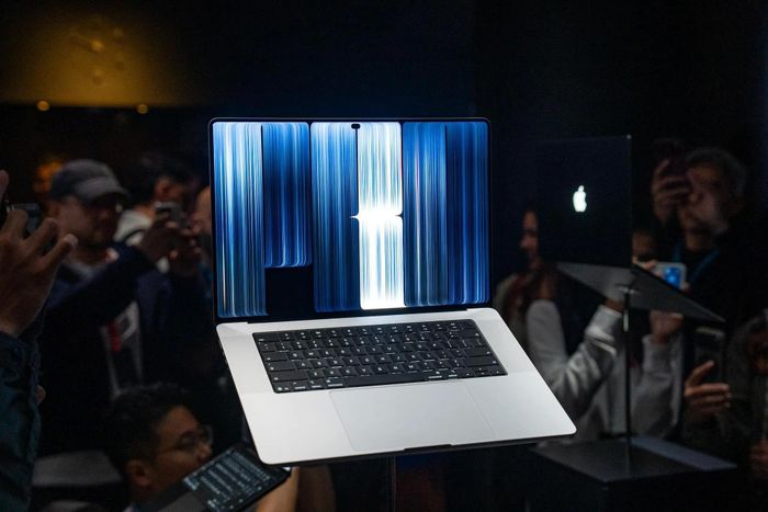 MacBook Pro mới sử dụng màn hình OLED tandem mang tên PROLED XDR, với độ sáng đỉnh được công bố lên tới 2.000 nit. Theo CNET, màn hình mở rộng khả năng tái tạo màu, bao phủ không gian Adobe RGB và đạt 80% Rec. 2020, hướng đến nhu cầu sáng tạo nội dung. Ảnh: TheVerge. 