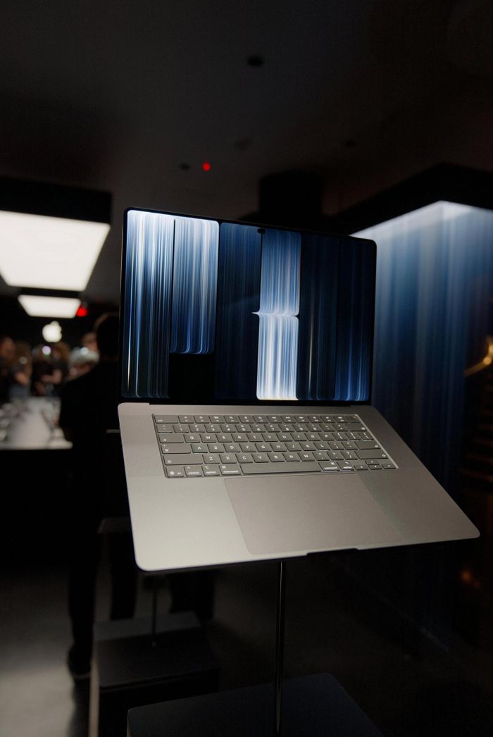  MacBook Pro OLED cảm ứng có giá khởi điểm 2.899 USD (giá tại Việt Nam là 80 triệu đồng) cho phiên bản 14 inch dùng chip M5 Pro, cao hơn 400 USD so với mẫu không có màn hình cảm ứng với cấu hình tương ứng. Máy còn có các tùy chọn M5 Max và dung lượng lưu trữ lên đến 16 TB. Mức giá cao khiến người dùng phải cân nhắc lợi ích của màn hình OLED, cảm ứng và thiết kế mới so với những phiên bản MacBook Pro hiện có. Ảnh: TheVerge. 
