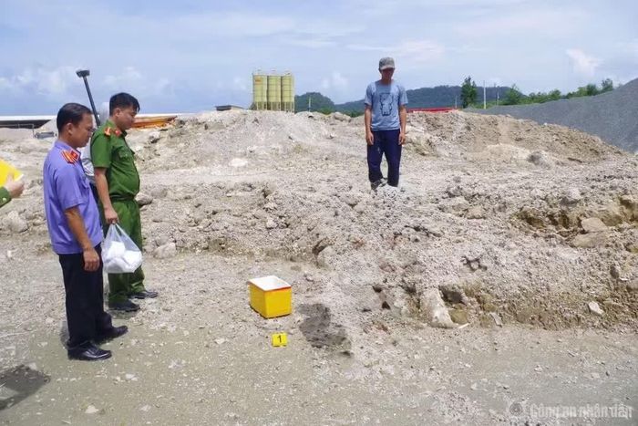  Cơ quan Công an bắt quả tang các đối tượng đổ chất thải ra môi trường. 