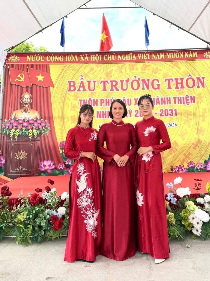 Thu Hiền (ngoài cùng bên phải) chụp ảnh cùng Bí thư Chi bộ thôn và Trưởng ban Công tác Mặt trận thôn Phú Hậu.
