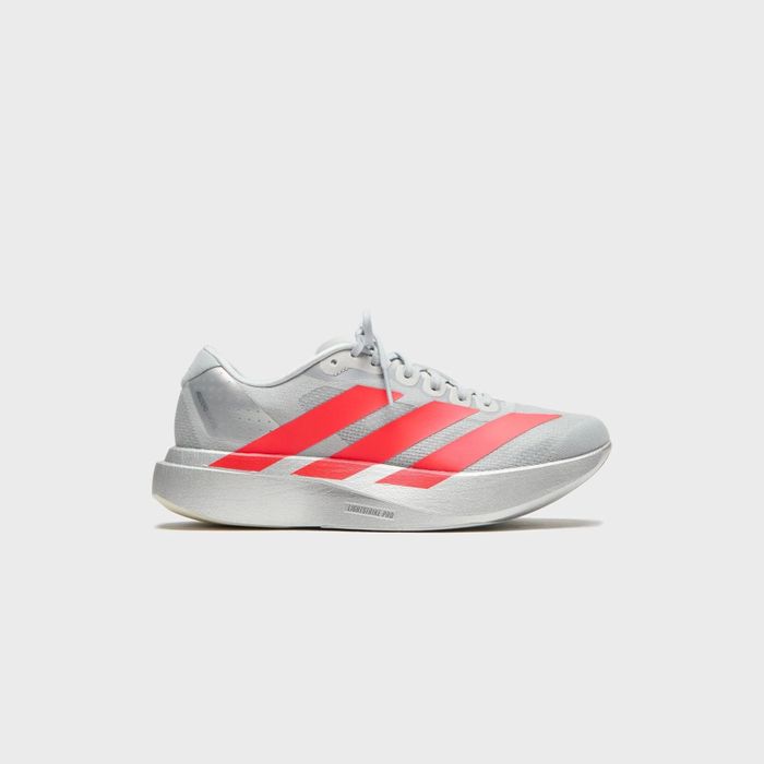 Đôi giày Adizero Evo SL phối màu Silver Metallic giá 130 bảng của Mourinho. Ảnh: Real Madrid; adidas.