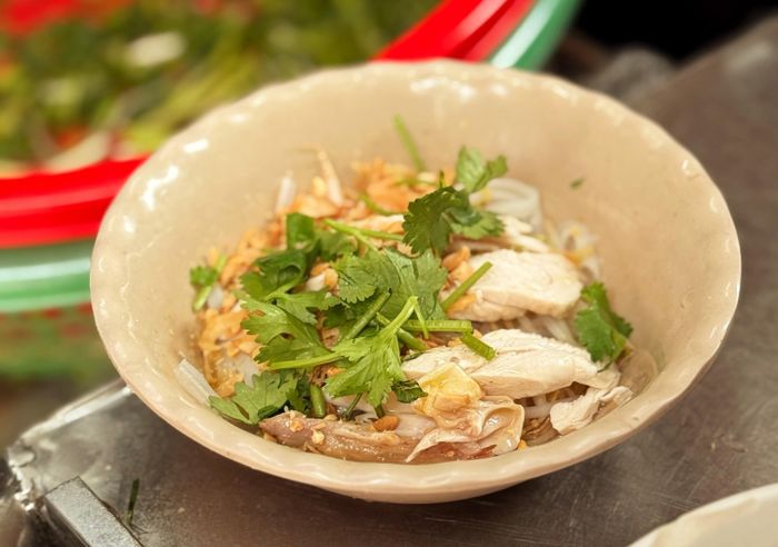 Phở gà trộn cũng là món khiến hai nữ du khách Hà Lan ấn tượng. Ảnh: NVCC.