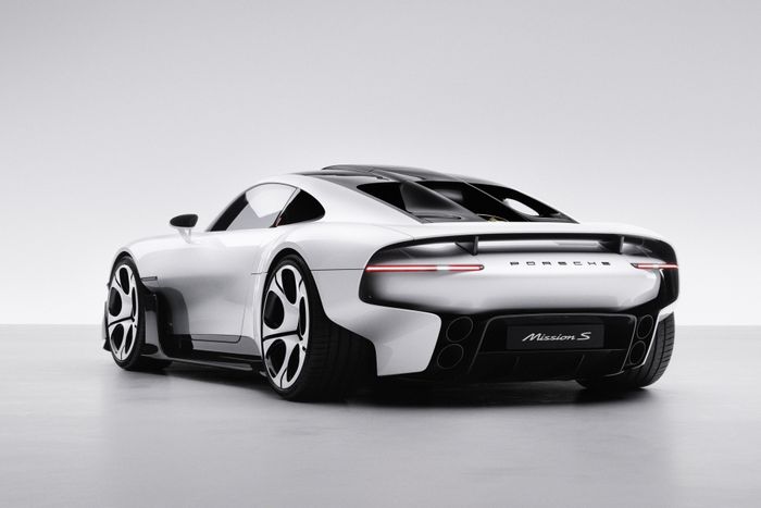  Mẫu concept được định vị nằm trên Porsche 911, tuy nhiên không phải là phiên bản kế nhiệm của dòng hypercar Porsche 918 Spyder. Nhiều chi tiết được lấy cảm hứng từ các mẫu xe biểu tượng của thương hiệu, đặc biệt là Porsche 550 Spyder. 