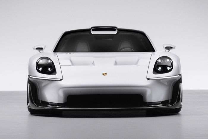  Phần đầu xe của Porsche Mission S được lấy cảm hứng từ Porsche 911 GT1 với các cụm đèn trước dạng tròn, kết hợp thiết kế chắn bùn kiểu ngư lôi (torpedo) đặc trưng. 