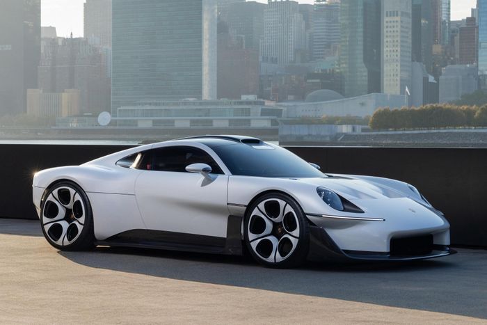  Mở ra một phân khúc xe thể thao hoàn toàn mới nằm trên Porsche 911, phiên bản thương mại của Porsche Mission S trong tương lai vẫn sẽ có cấu hình động cơ đặt giữa. 