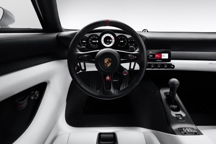  Thay vì sử dụng hàng loạt màn hình cảm ứng cỡ lớn như nhiều thương hiệu khác, Porsche Mission S nhấn mạnh đến trải nghiệm người lái "Driver Experience". 