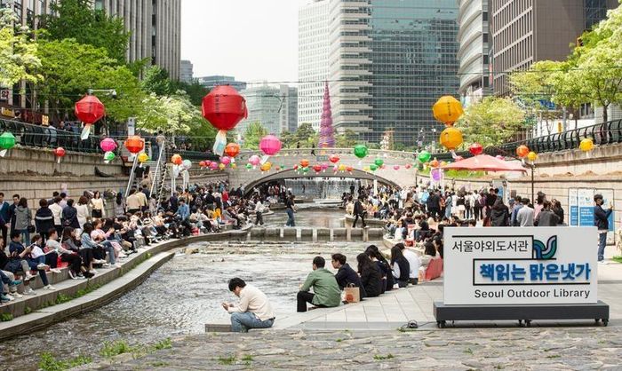 Người dân Hàn Quốc tham gia chương trình đọc sách bên suối Cheonggyecheon (Seoul). Ảnh: Seoul Metropolitian Government.