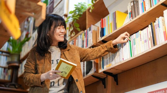 Không chỉ tổ chức những buổi đọc sách ngoài trời, Chính phủ Hàn Quốc còn khuyến khích các buổi giao lưu tác giả sách ở các hiệu sách, thư viện. Ảnh: BBC.
