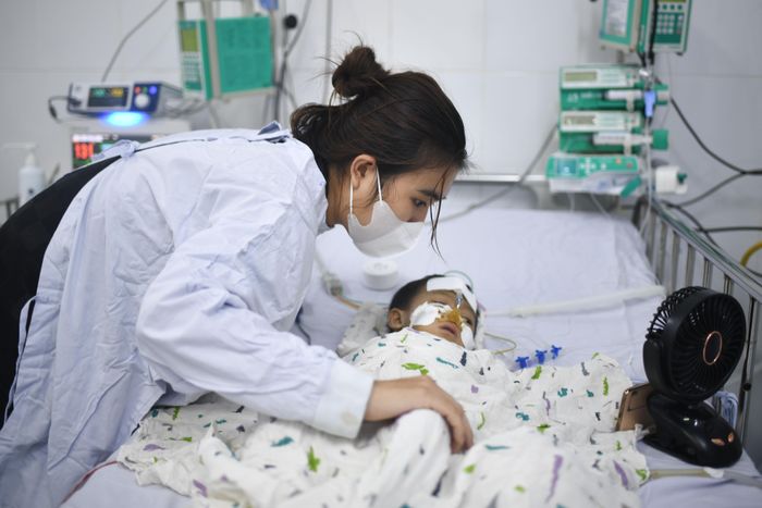 Trẻ dưới 5 tuổi, đặc biệt là trẻ dưới 1 tuổi, có nguy cơ mắc bệnh não mô cầu cao do hệ miễn dịch chưa hoàn thiện. Ảnh: Duy Hiệu.