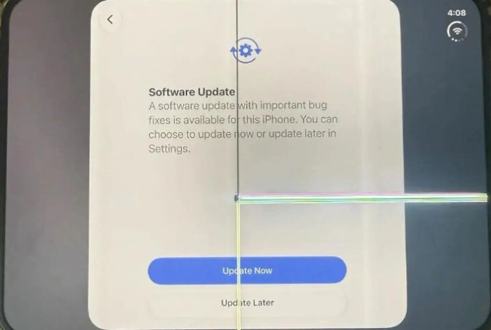 Màn hình một chiếc iPhone Duo của một người mua ở Mỹ bị nứt dọc theo bản lề. Ảnh: Korea JoongAng Daily.