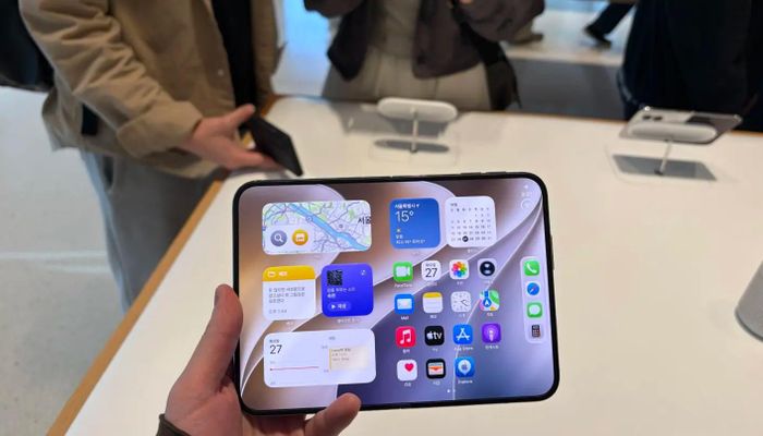 Một khách hàng đang dùng thử iPhone Duo tại cửa hàng Apple Hongdae ở quận Mapo, phía tây Seoul (Hàn Quốc) ngày 27/10. Ảnh: Korea JoongAng Daily.