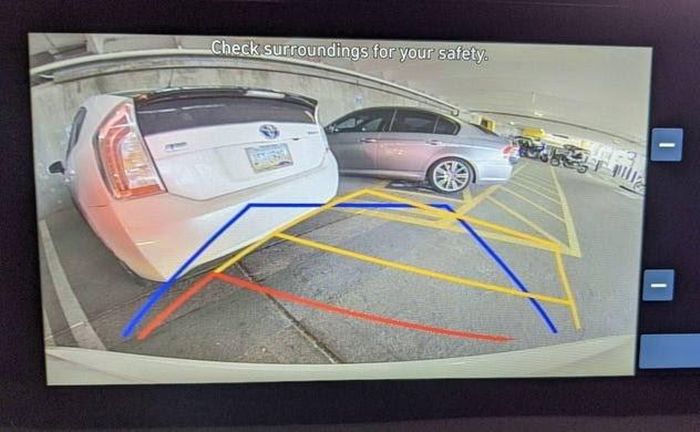  Các vạch màu trên màn hình hiển thị hình ảnh từ camera lùi sẽ hỗ trợ tài xế ước lượng khoảng cách trong quá trình lùi xe. Ảnh minh họa: Hyundai Forums. 