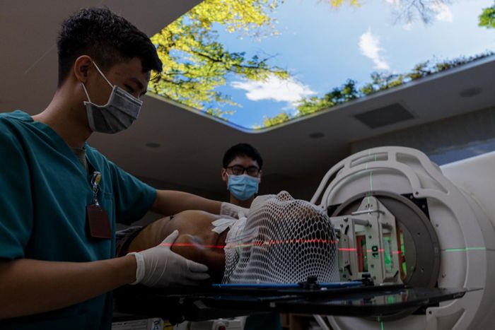 Một nữ bệnh nhân đang được xạ trị điều trị ung thư vú tại Bệnh viện Ung bướu TP.HCM. Ảnh: Duy Hiệu. 