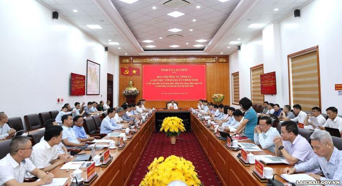 Thường trực Tỉnh ủy Lai Châu làm việc với Đảng ủy UBND tỉnh để nghe báo cáo đề xuất nghiên cứu đầu tư tổ hợp thủy điện tích năng, điện mặt trời và lưới điện truyền tải của Tập đoàn Xuân Thiện. Ảnh: Cổng Thông tin điện tử tỉnh Lai Châu.
