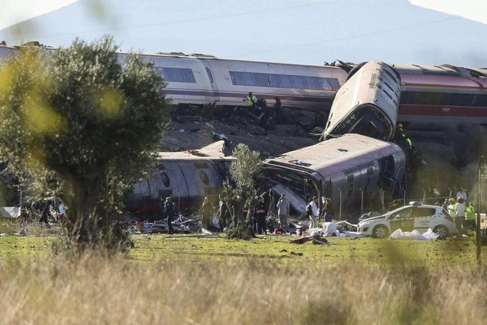 Một số toa của tàu cao tốc Renfe bị nghiêng sang một bên sau cú va chạm. Ảnh: EFE
