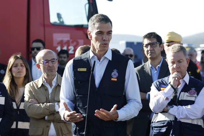 Thủ tướng Pedro Sánchez phát biểu tại hiện trường hôm 28/10, đồng thời bày tỏ sự chia sẻ với gia đình các nạn nhân: "Hôm nay, Tây Ban Nha chìm trong tang thương. Cả đất nước đang chịu tang. Trong cùng một năm, chúng ta đã phải hứng chịu hai thảm kịch nghiêm trọng liên quan đến đường sắt cao tốc". Ông gửi lời động viên tới những người bị ảnh hưởng, đồng thời cam kết điều tra tới cùng vụ tai nạn. Ảnh: Elpais.
