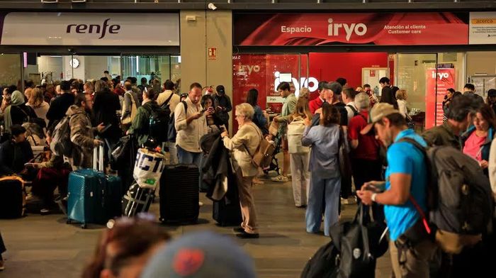 Hành khách chờ đợi thông tin tại ga Atocha sau vụ tai nạn tàu hỏa ở Urda (Toledo). Ảnh: Elpais.