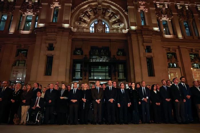 Ông Juan Manuel Moreno Bonilla, Chủ tịch Chính quyền khu vực Andalusia, cùng các quan chức dành một phút mặc niệm các nạn nhân trước Cung điện San Telmo ở Seville tối 28/10. Thủ tướng Sánchez nhấn mạnh ưu tiên hàng đầu là tập trung cứu người sống sót, chăm lo cho các nạn nhân và thân nhân, đồng thời hỗ trợ cả về vật chất lẫn tinh thần cho những người bị ảnh hưởng bởi thảm kịch. Ảnh: Elpais.