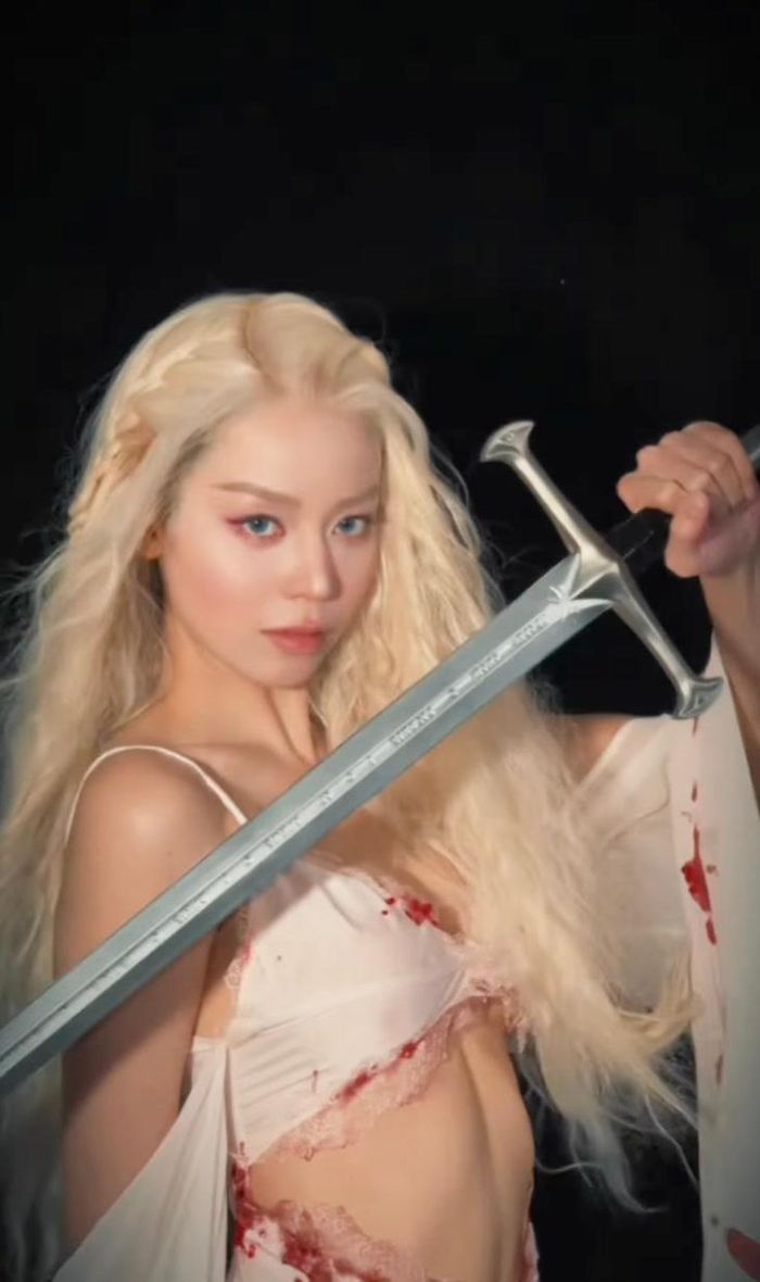  Trong khi đó, Hoa hậu Thanh Thủy lựa chọn hướng đi khác, tạo dấu ấn với hình tượng Daenerys Targaryen trong series Game of Thrones. Khác với vẻ ngoài thường ngày, người đẹp xuất hiện trong chiếc váy trắng quyến rũ, mái tóc bạch kim và kính áp tròng xanh. Tạo hình tập trung vào những đặc điểm gắn liền với nhân vật Daenerys, từ mái tóc sáng màu đến ánh mắt sắc lạnh. Chiếc váy trắng giúp tổng thể thêm nổi bật, trong khi cách trang điểm và phụ kiện tạo cảm giác quyền lực, bí ẩn. Ảnh: @thanhthuy.hhvn. 