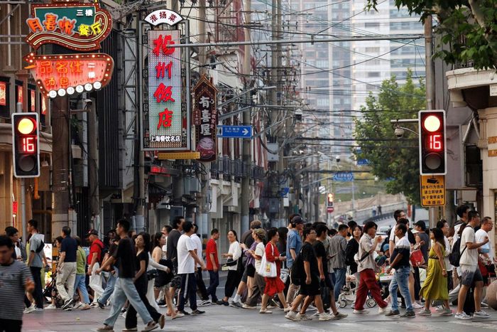  Người dân đi bộ dọc theo một khu mua sắm ở Thượng Hải, Trung Quốc, ngày 28/9/2024. Ảnh: Reuters. 