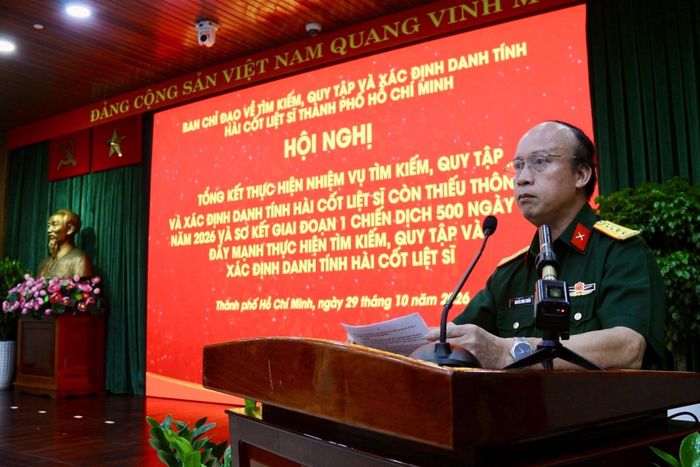  Đại tá Nguyễn Đình Chuẩn báo cáo tại hội nghị. Ảnh: Vi Lê. 