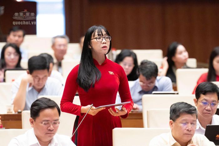  Đại biểu Đào Chí Nghĩa (ảnh trái) và đại biểu Trịnh Thị Tú Anh (ảnh phải) góp ý về dự án Luật Phát triển doanh nghiệp nhỏ và vừa. Ảnh: Quochoi.vn. 