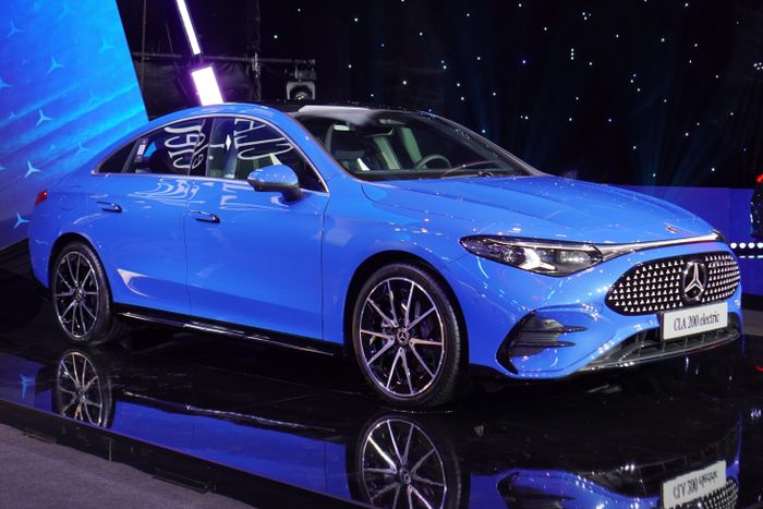  Mức giá này đưa CLA 200 về cùng phân khúc với một số mẫu sedan điện như Tesla Model 3, BMW i4 hay BYD Seal. 