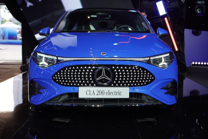  Ở đầu xe, nổi bật là mặt ca lăng với 142 họa tiết ngôi sao 3 cánh. Ở đầu xe là dải LED chạy ngang đầu xe. Nhìn tổng thể thiết kế, có thể thấy CLA 200 điện sở hữu những đường nét thể thao, hướng đến nhóm khách hàng trẻ. 