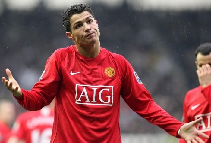  Sir Alex bày tỏ niềm tự hào khi Ronaldo thắng giải Quả bóng vàng 2008. HLV huyền thoại người Scotland cũng đánh giá siêu sao người Bồ Đào Nha thuộc mẫu cầu thủ luôn hướng đến mục tiêu mới thay vì ngủ quên trên chiến thắng. 