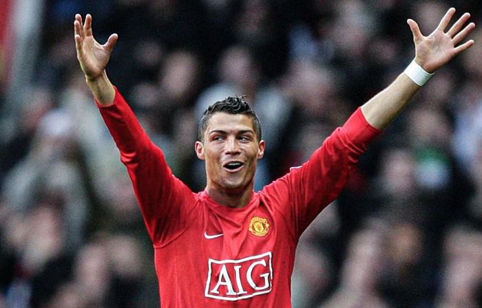 Ronaldo kết thúc Champions League mùa đó với 8 bàn thắng. Dù được bố trí chơi dạt cánh, khả năng xuyên phá, tốc độ ấn tượng và kỹ năng dứt điểm đa dạng của CR7 giúp anh trở thành mũi nhọn đáng sợ với bất kỳ hàng thủ nào. 