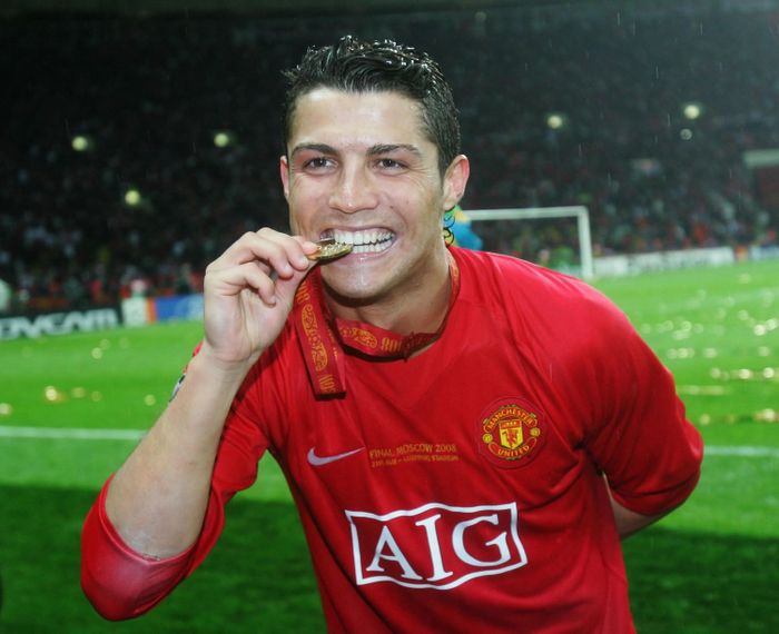  Ở đấu trường Champions League, MU vượt qua Chelsea trong trận chung kết nghẹt thở hồi tháng 5/2008 tại Moscow. Ronaldo mở tỷ số cho MU bằng cú đánh đầu, trước khi trận đấu kết thúc với tỷ số 1-1 sau 120 phút. "Quỷ đỏ" sau đó thắng 6-5 trong loạt luân lưu. Đây cũng là chức vô địch Champions League đầu tiên trong sự nghiệp của CR7. 