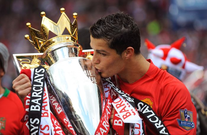  Ronaldo ghi tổng cộng 42 bàn trên mọi đấu trường trong mùa giải 2007/08. Thành tích này biến anh thành chân sút chủ lực của đội bóng dưới thời Sir Alex Ferguson, đồng thời cũng là tiền đạo hàng đầu thế giới thời điểm đó. 