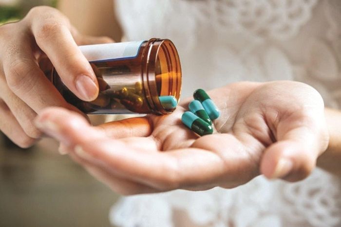 Những người tiếp xúc trực tiếp với ca mắc não mô cầu cần được uống kháng sinh dự phòng. Ảnh minh họa: Q.N.