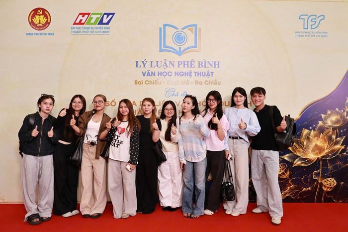Các sinh viên hưởng ứng sự kiện "Số hóa dữ liệu văn hóa, du lịch TP.HCM"
