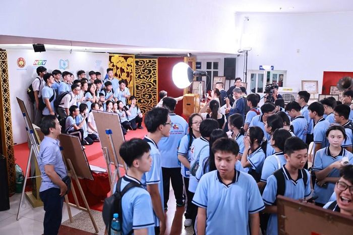 Học sinh, sinh viên check-in tham gia sự kiện “Nghệ thuật cải lương, ký ức lịch sử và mã văn hóa dân tộc”