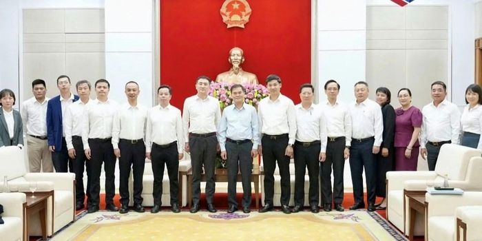 Các lãnh đạo thành phố Quảng Ninh và Đoàn Công tác Quảng Tây (Trung Quốc) chụp ảnh lưu niệm