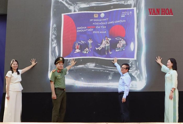 Các đại biểu nhấn nút khởi động chương trình