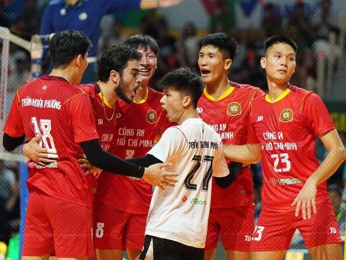 Công an TP.HCM là ứng cử viên hàng đầu cho chức vô địch