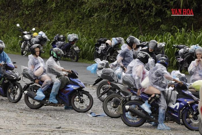 Mỗi ngày trên trục đường này có lượng lớn phương tiện du khách di chuyển