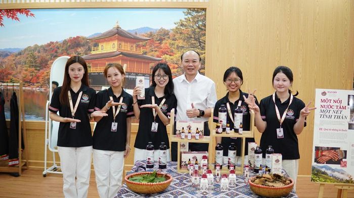 Nhóm sinh viên FPT Hà Nội và giảng viên hướng dẫn Lê Hoàng Anh phát triển dự án Dao Đỏ Wellness giai đoạn thử nghiệm, nhằm lan tỏa văn hóa Dao Đỏ và tri thức thảo dược bản địa