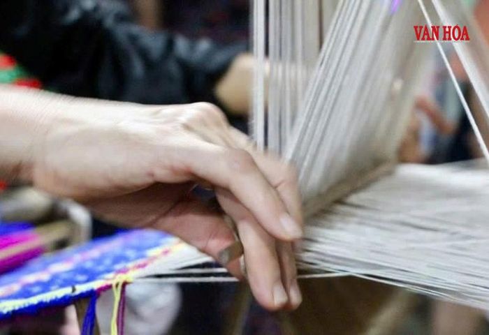 Công đoạn dệt thổ cẩm thủ công mang đậm bản sắc văn hoá của đồng bào dân tộc Tày, Dao Tiền của tỉnh miền núi Tuyên Quang