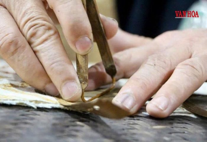 Để vẽ lên những hoạ tiết người thợ dùng sáp ong khoái được đun trên một chiếc đĩa nhôm, sau đó dùng dụng cụ hình chữ V để chấm rồi khéo léo chạm các hoa văn tinh xảo