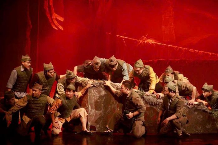 Nhạc kịch "Tuổi thơ dữ dội" tái hiện cuộc sống và chiến đấu của những thiếu niên trinh sát tại Huế trong chiến tranh, lan tỏa lòng yêu nước, tình đồng đội và tinh thần can đảm qua ngôn ngữ âm nhạc, diễn xuất và chuyển động sân khấu