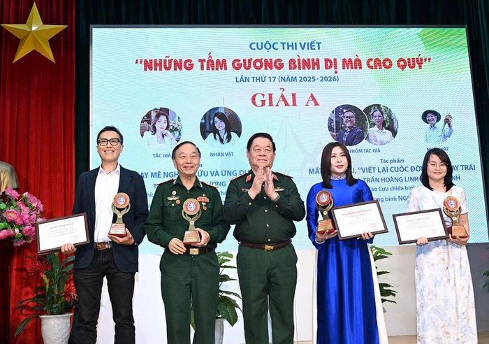 Đại tướng Nguyễn Trọng Nghĩa trao giải A cho các tác giả