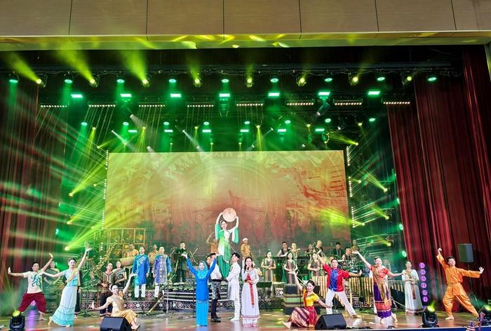 Khép lại chương trình là tiết mục hòa tấu nhạc cụ “ASEAN - Vòng tay bè bạn” được chuyển soạn và phối khí cho dàn nhạc cụ dân tộc Việt Nam. Sự hòa quyện giữa những giai điệu mang sắc thái riêng của từng nền văn hóa tạo nên bức tranh âm nhạc đa sắc màu, thể hiện tinh thần đoàn kết, hữu nghị, tôn trọng sự khác biệt và khát vọng giao lưu, hợp tác giữa các quốc gia trong khu vực